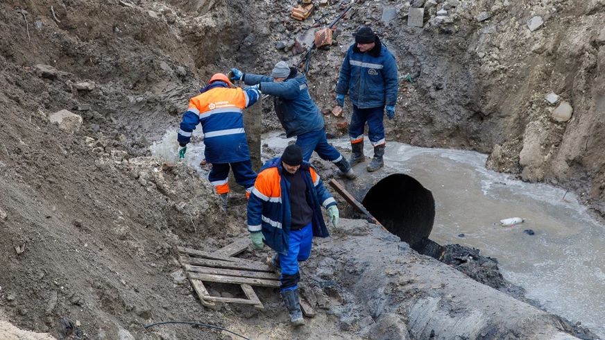 Ve fekáliemi zatopeném Volgogradu zprovoznili nové potrubí. Hned po proslovu zase prasklo